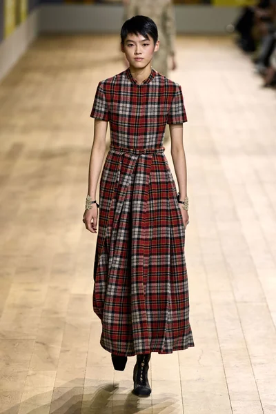 Look 16